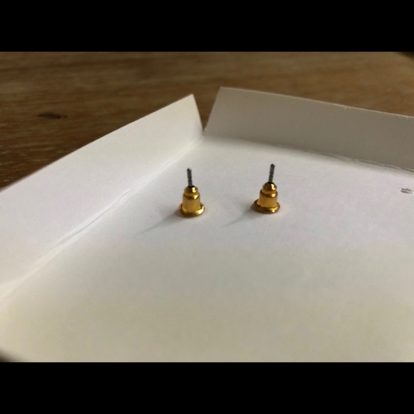 Gold studs - Picture 3 of 3